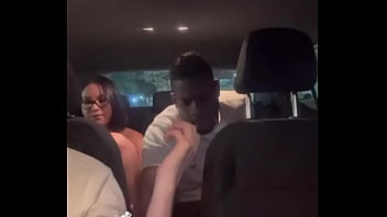 Marido corno pede pra trocar de lugar com o uber e ver o negão macetando a esposa sem camisinha motorista quase gozou dentro