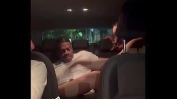 Marido corno pede pra trocar de lugar com o uber e ver o negão macetando a esposa sem camisinha motorista quase gozou dentro