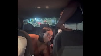 Marido corno pede pra trocar de lugar com o uber e ver o negão macetando a esposa sem camisinha motorista quase gozou dentro