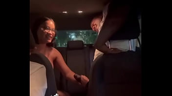 Marido corno pede pra trocar de lugar com o uber e ver o negão macetando a esposa sem camisinha motorista quase gozou dentro