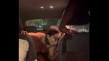 Marido corno pede pra trocar de lugar com o uber e ver o negão macetando a esposa sem camisinha motorista quase gozou dentro