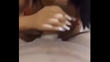 Fiz questão de gozar esfregando na cara do corno durante a punheta