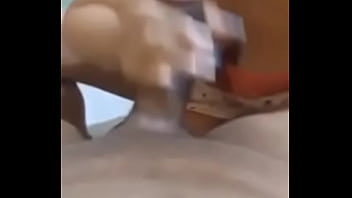 Fiz questão de gozar esfregando na cara do corno durante a punheta