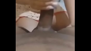 Fiz questão de gozar esfregando na cara do corno durante a punheta