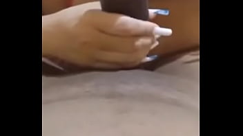 Fiz questão de gozar esfregando na cara do corno durante a punheta