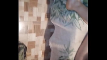 Espero a mi amante en cuatro para que me folle como a una perra mo a una