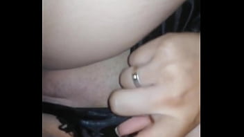 Espero a mi amante en cuatro para que me folle como a una perra mo a una