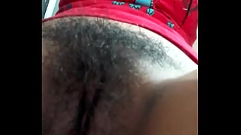 Moora masturbandose en baño