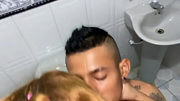 Estoy en casa y mi hermanastro entra y me dras una buena follada