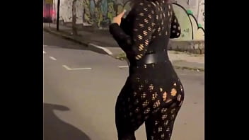 La potra aleja muestra sus encantos en la noche de quito