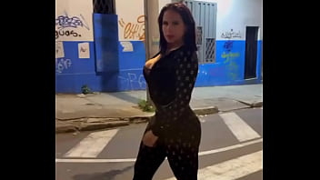 La Potra Aleja Muestra Sus Encantos En La Noche De Quito thumbnail