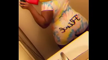 Ebony twerk a little