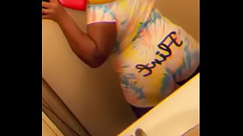 Ebony twerk a little