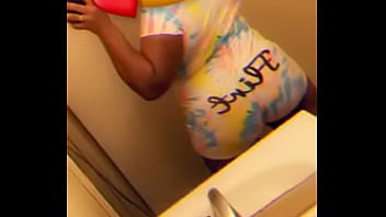 Ebony twerk a little