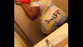 Ebony twerk a little