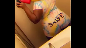 Ebony twerk a little