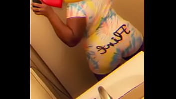 Ebony twerk a little