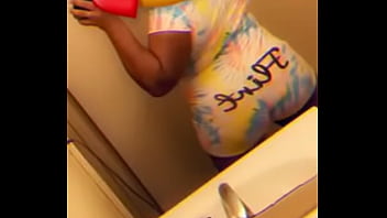 Ebony twerk a little