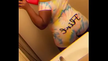 Ebony twerk a little