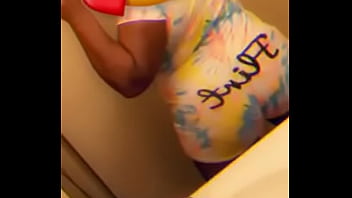 Ebony twerk a little