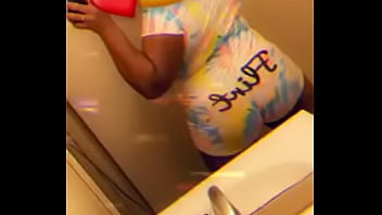 Ebony twerk a little