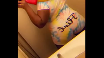 Ebony twerk a little