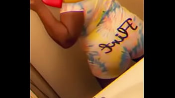 Ebony twerk a little