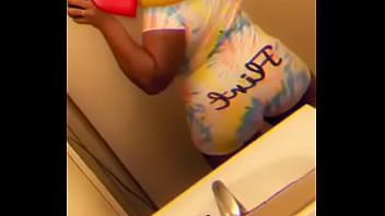 Ebony twerk a little