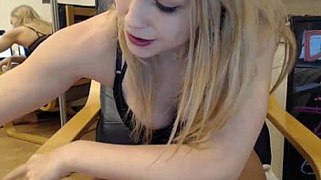 Teen speelt met kutje