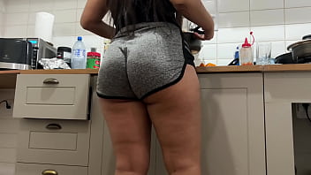 A doméstica que chamei vem com shortinho para me provocar