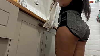 A doméstica que chamei vem com shortinho para me provocar