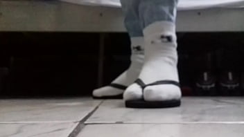 Aos Que Tem Fetiche Por Havaianas Com Meias thumbnail