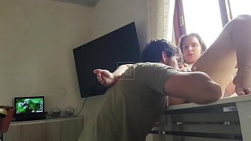 Loirinha rabuda coloca sua bucetinha em cima da mesa