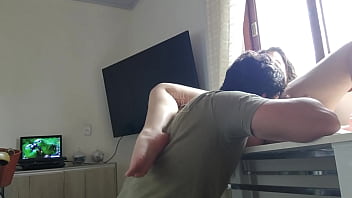 Loirinha rabuda coloca sua bucetinha em cima da mesa