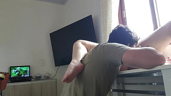 Loirinha rabuda coloca sua bucetinha em cima da mesa