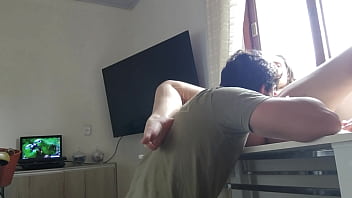 Loirinha rabuda coloca sua bucetinha em cima da mesa