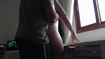 Loirinha rabuda coloca sua bucetinha em cima da mesa