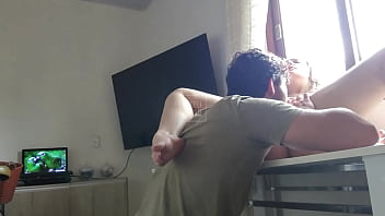 Loirinha rabuda coloca sua bucetinha em cima da mesa