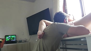 Loirinha rabuda coloca sua bucetinha em cima da mesa