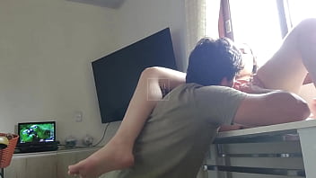 Loirinha rabuda coloca sua bucetinha em cima da mesa