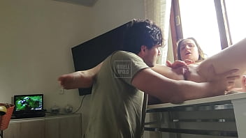 Loirinha rabuda coloca sua bucetinha em cima da mesa