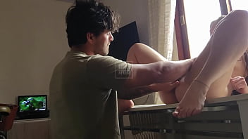 Loirinha rabuda coloca sua bucetinha em cima da mesa