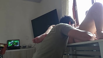 Loirinha rabuda coloca sua bucetinha em cima da mesa