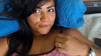 Videochamada nicoly mattos leva leitinho na bucetinha e brinca com porra escorrendo na bucetona peludinha até gozar de novo