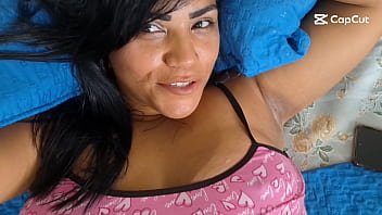 Videochamada nicoly mattos leva leitinho na bucetinha e brinca com porra escorrendo na bucetona peludinha até gozar de novo