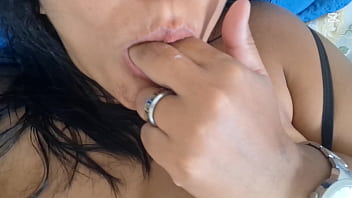 Videochamada nicoly mattos leva leitinho na bucetinha e brinca com porra escorrendo na bucetona peludinha até gozar de novo