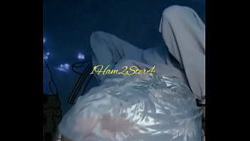 Chica de rosa se masturba