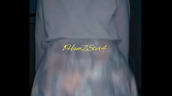 Chica de rosa se masturba