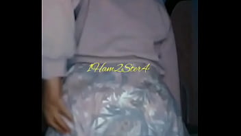 Chica de rosa se masturba