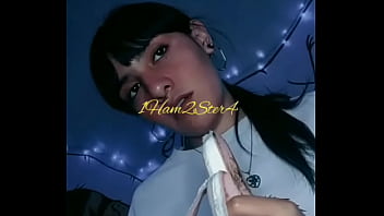 Chica de rosa se masturba